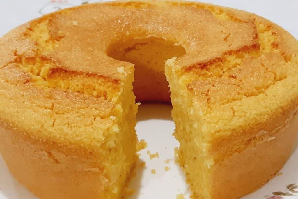 Bolo de flocão sem glúten fofinho e molhadinho