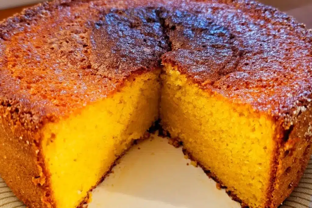 Bolo de fubá com laranja fofinho e molhadinho